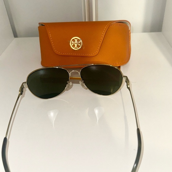 **sold***NEW Tory Burch Aviator Sunglasses | Case Included | Authentic - Picture 2 of 5